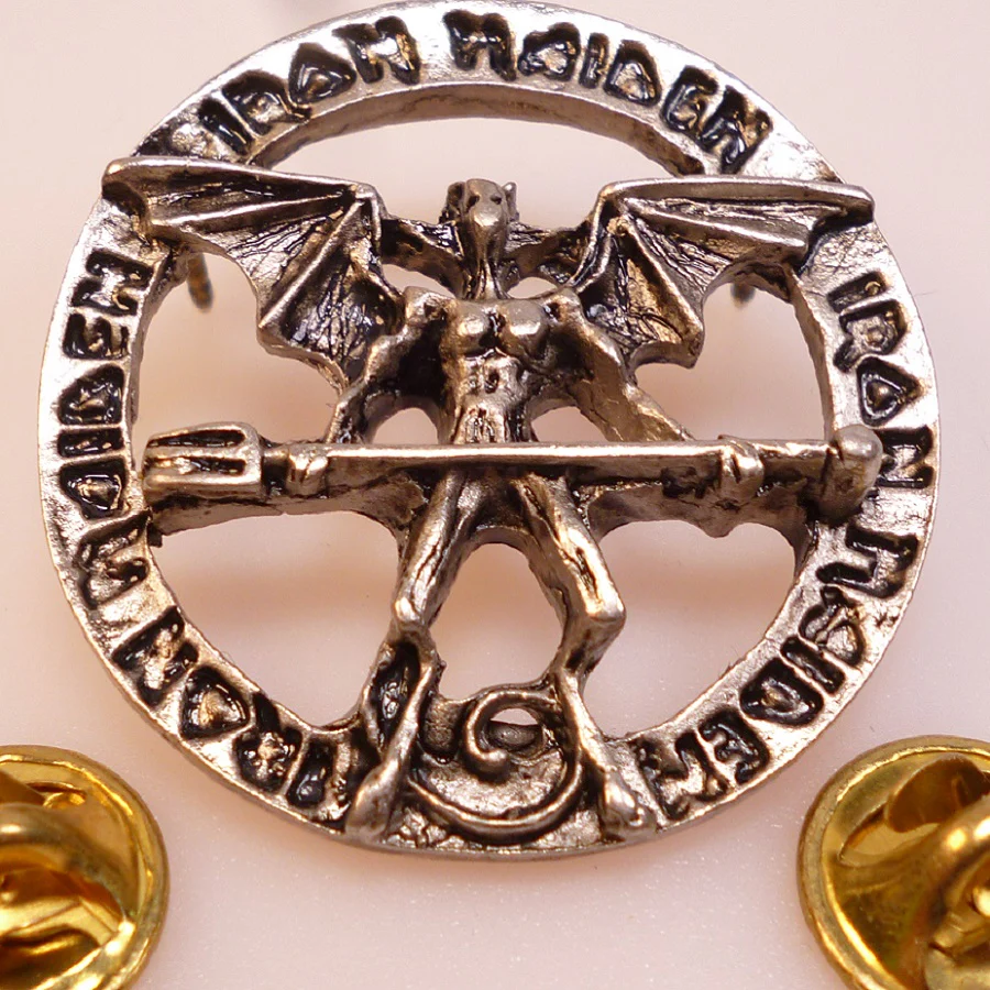 Iron Maiden | Pin Badge Icarus In Circle 3D - Image 3